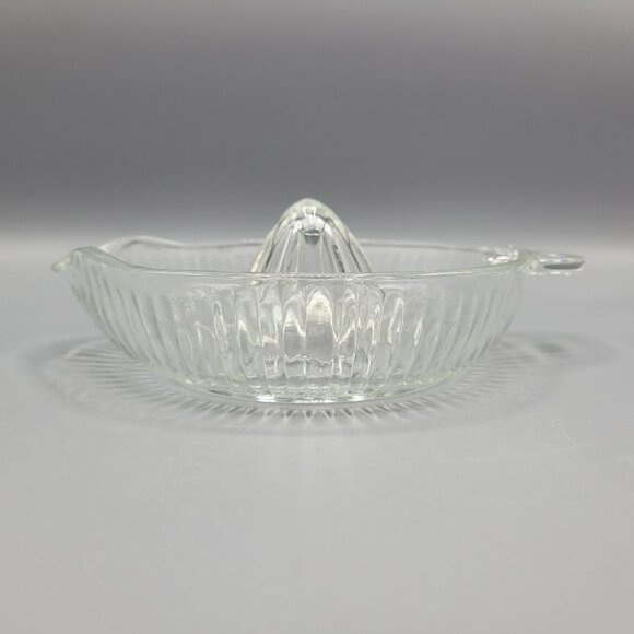 Vintage Citrus Juicer Squeezer Ribbed Clear Glass With Handle & Pour Spout - Picture 4 of 9